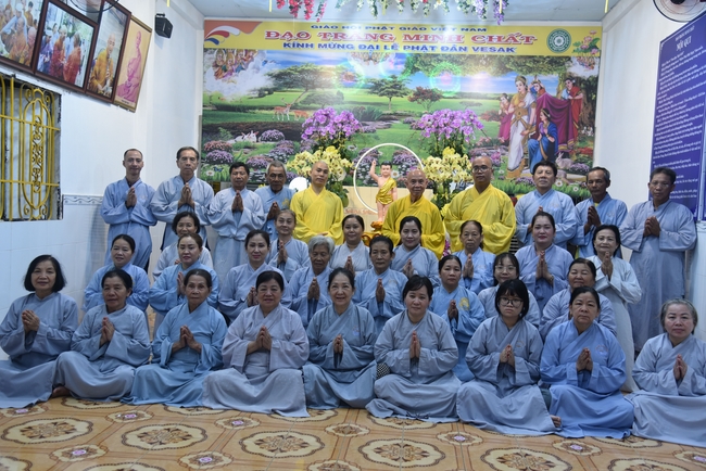 Đạo Tràng Minh Chất - Cần Thơ: Lễ Tắm Phật và tặng quà nhân mùa Phật đản