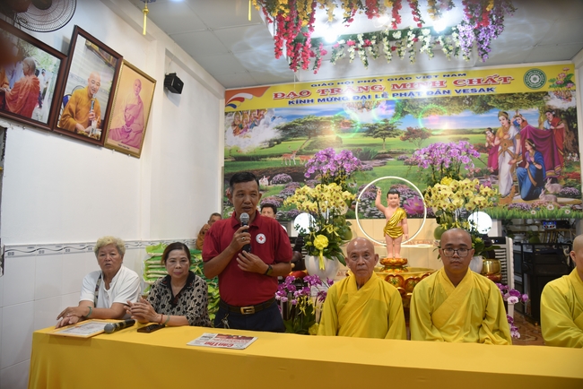 Đạo Tràng Minh Chất - Cần Thơ: Lễ Tắm Phật và tặng quà nhân mùa Phật đản