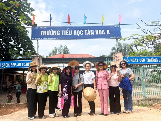 Giving charity gifts at border communes of Tan Phap Monastery - Tay Ninh