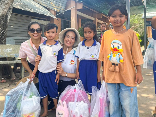 Giving charity gifts at border communes of Tan Phap Monastery - Tay Ninh