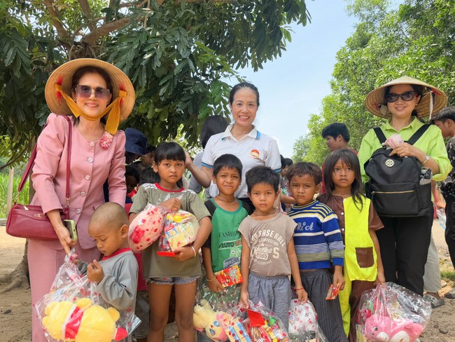 Giving charity gifts at border communes of Tan Phap Monastery - Tay Ninh