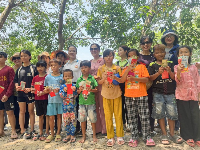 Giving charity gifts at border communes of Tan Phap Monastery - Tay Ninh