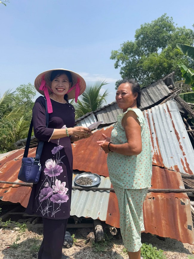Giving charity gifts at border communes of Tan Phap Monastery - Tay Ninh