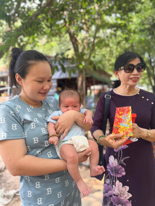 Giving charity gifts at border communes of Tan Phap Monastery - Tay Ninh