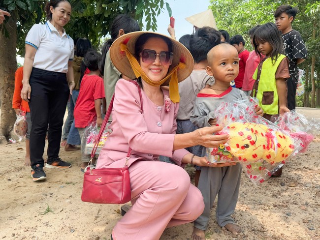 Giving charity gifts at border communes of Tan Phap Monastery - Tay Ninh
