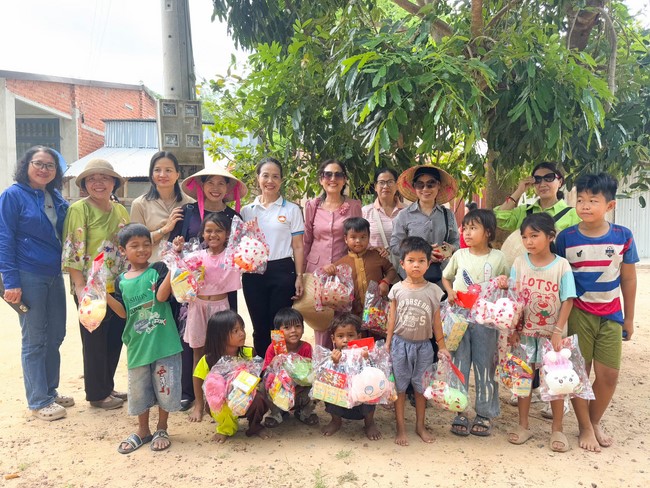Giving charity gifts at border communes of Tan Phap Monastery - Tay Ninh