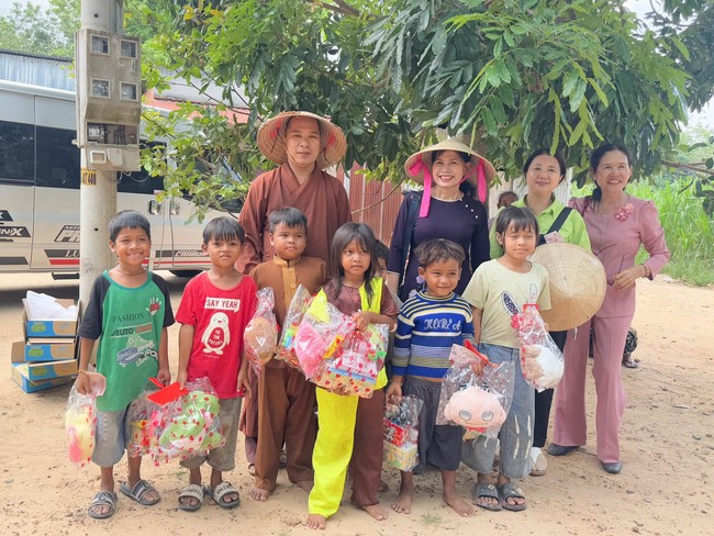 Giving charity gifts at border communes of Tan Phap Monastery - Tay Ninh