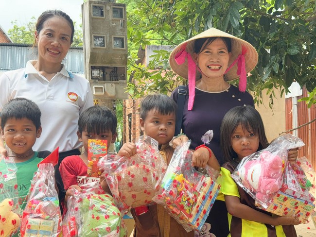 Giving charity gifts at border communes of Tan Phap Monastery - Tay Ninh