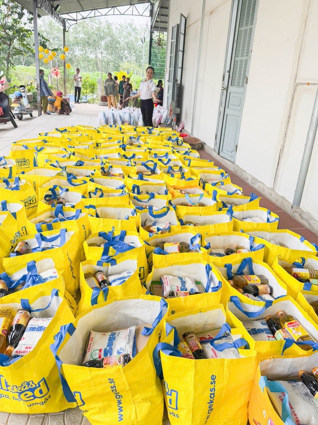 Giving charity gifts at border communes of Tan Phap Monastery - Tay Ninh