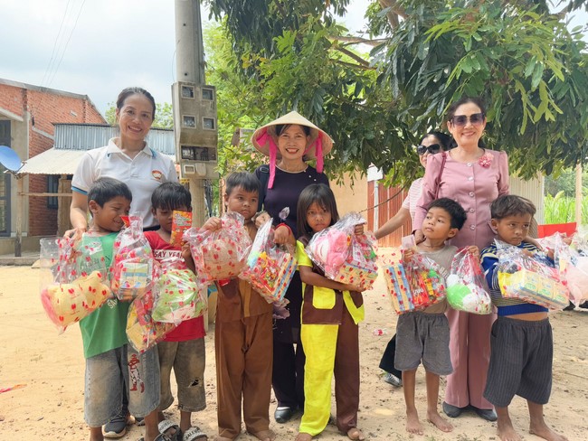 Giving charity gifts at border communes of Tan Phap Monastery - Tay Ninh