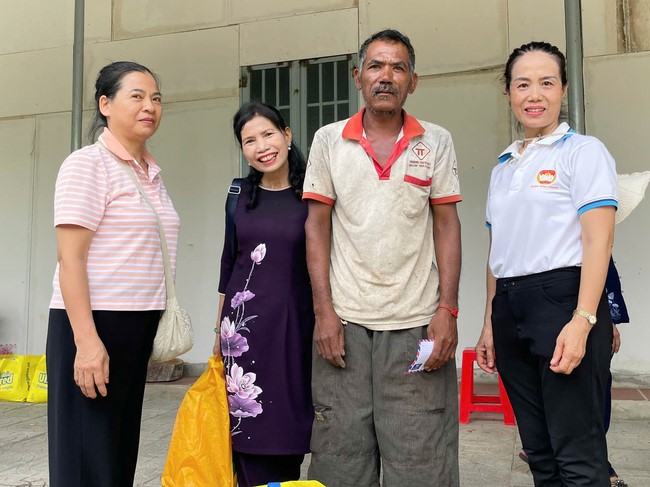 Giving charity gifts at border communes of Tan Phap Monastery - Tay Ninh