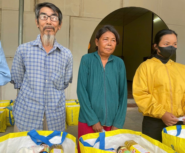 Giving charity gifts at border communes of Tan Phap Monastery - Tay Ninh