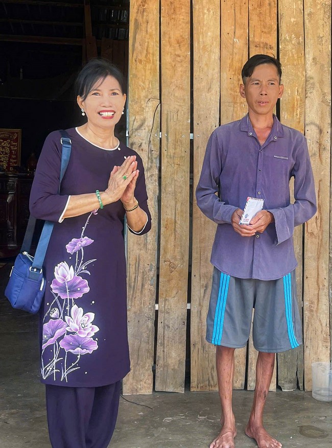 Giving charity gifts at border communes of Tan Phap Monastery - Tay Ninh