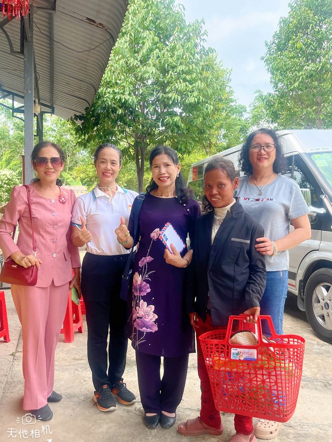 Giving charity gifts at border communes of Tan Phap Monastery - Tay Ninh