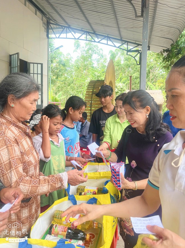 Giving charity gifts at border communes of Tan Phap Monastery - Tay Ninh