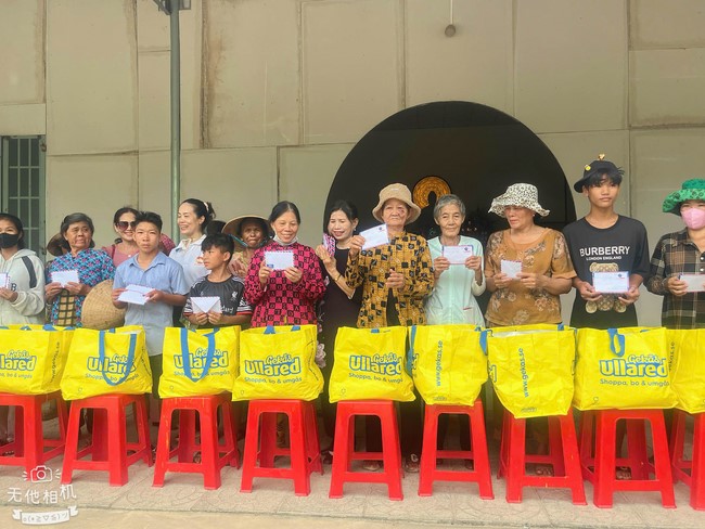 Giving charity gifts at border communes of Tan Phap Monastery - Tay Ninh