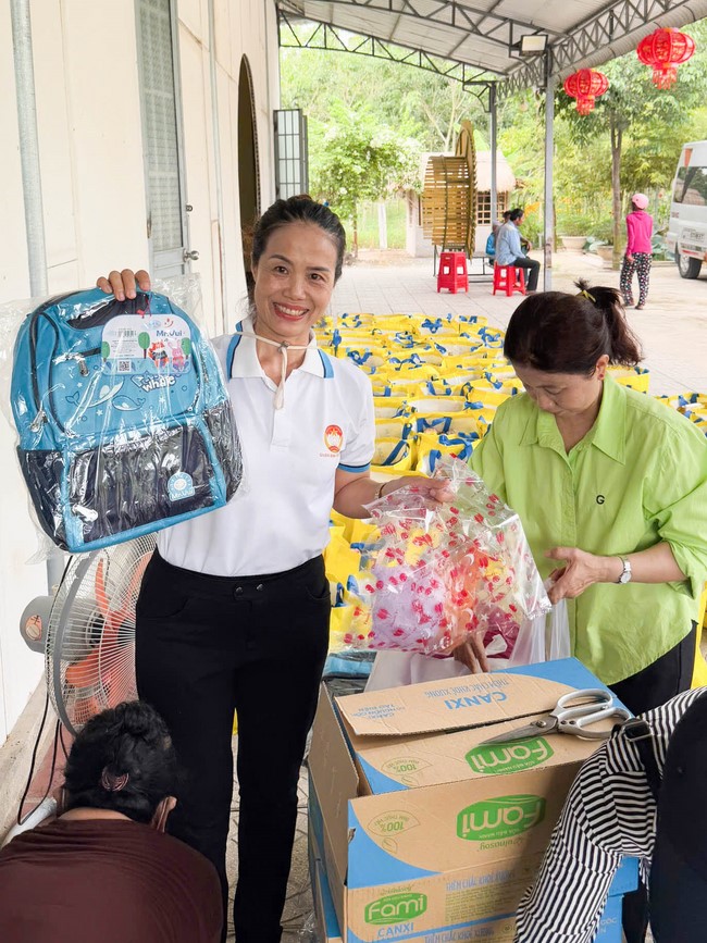 Giving charity gifts at border communes of Tan Phap Monastery - Tay Ninh