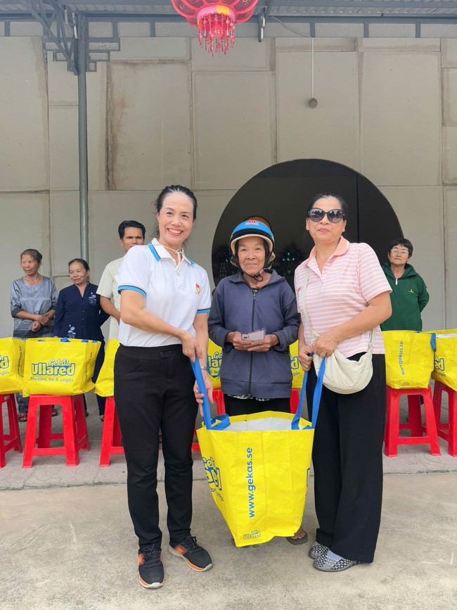 Giving charity gifts at border communes of Tan Phap Monastery - Tay Ninh