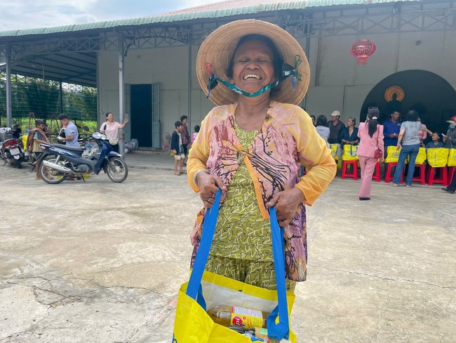 Giving charity gifts at border communes of Tan Phap Monastery - Tay Ninh