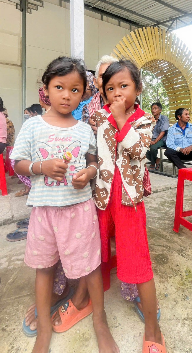 Giving charity gifts at border communes of Tan Phap Monastery - Tay Ninh