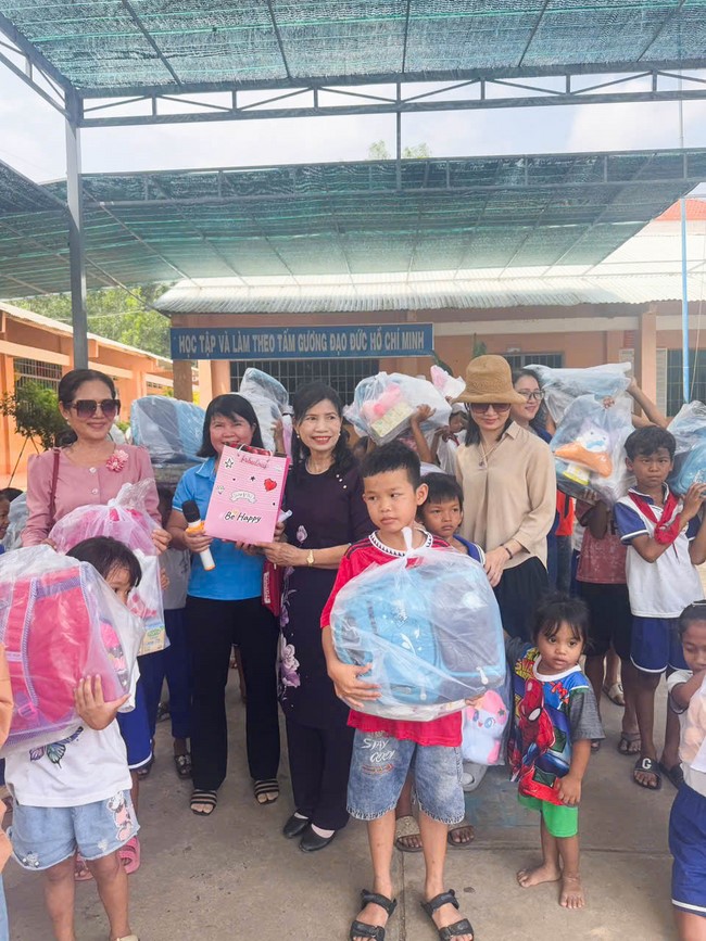 Giving charity gifts at border communes of Tan Phap Monastery - Tay Ninh