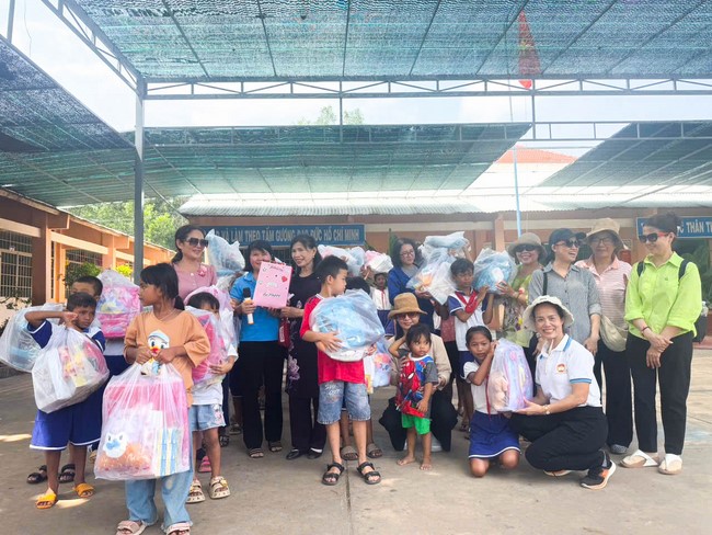 Giving charity gifts at border communes of Tan Phap Monastery - Tay Ninh
