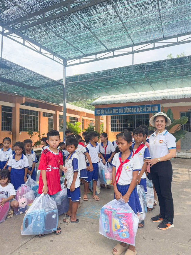 Giving charity gifts at border communes of Tan Phap Monastery - Tay Ninh