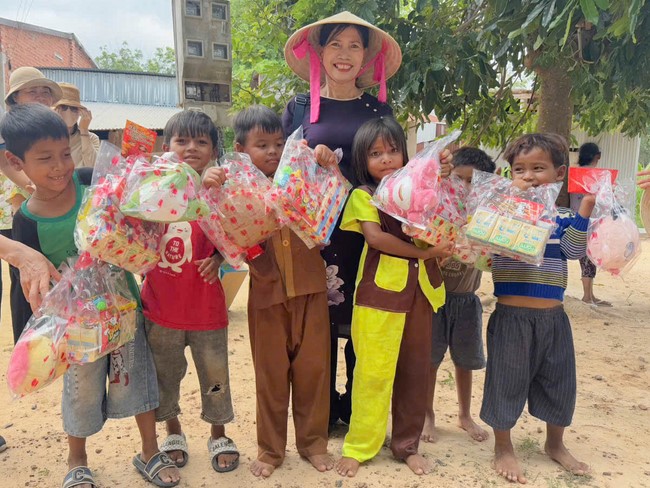 Giving charity gifts at border communes of Tan Phap Monastery - Tay Ninh