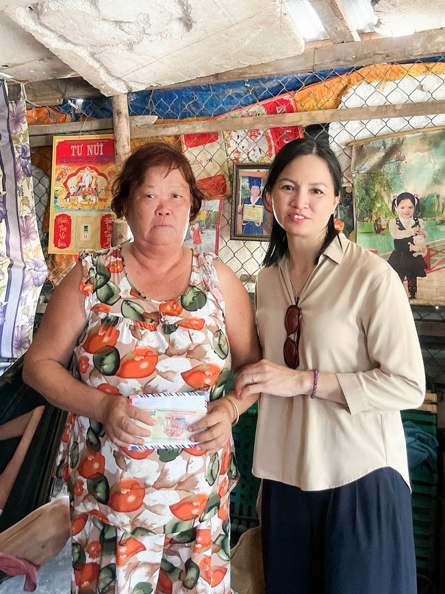 Giving charity gifts at border communes of Tan Phap Monastery - Tay Ninh