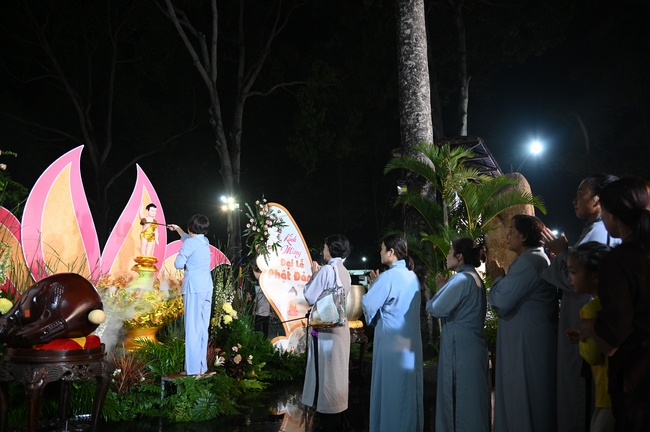 Nhóm Hiểu Và Thương: Lễ tắm Phật nhân mùa Phật đản 2025