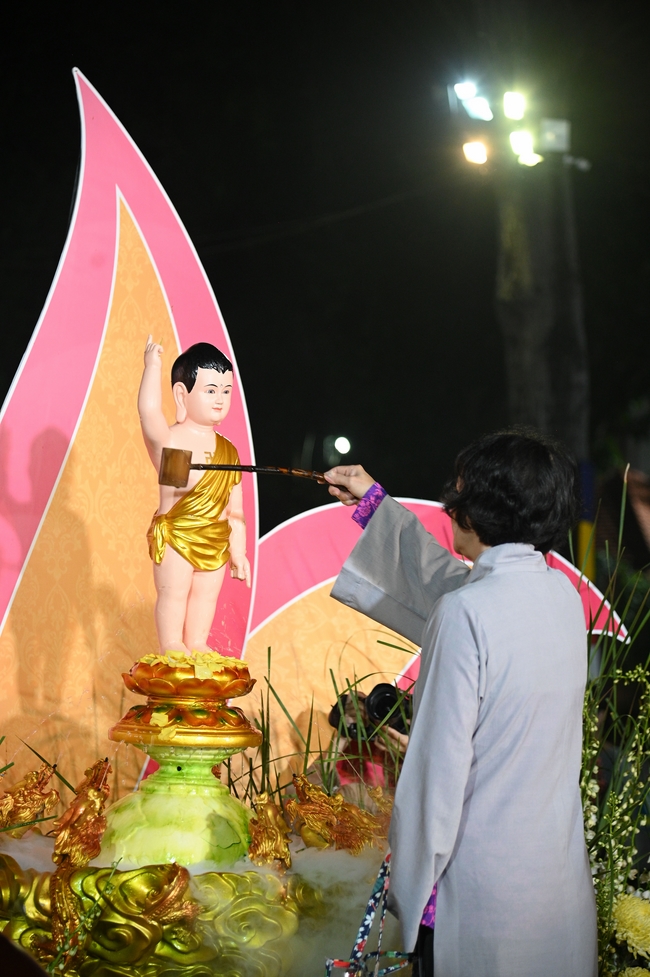 Nhóm Hiểu Và Thương: Lễ tắm Phật nhân mùa Phật đản 2025