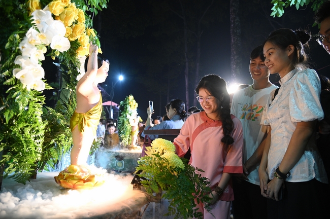 Nhóm Hiểu Và Thương: Lễ tắm Phật nhân mùa Phật đản 2025