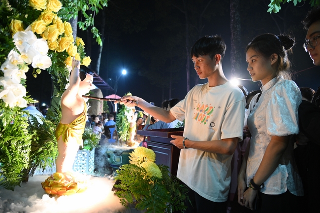 Nhóm Hiểu Và Thương: Lễ tắm Phật nhân mùa Phật đản 2025