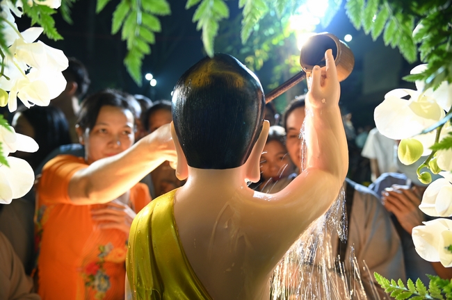 Nhóm Hiểu Và Thương: Lễ tắm Phật nhân mùa Phật đản 2025