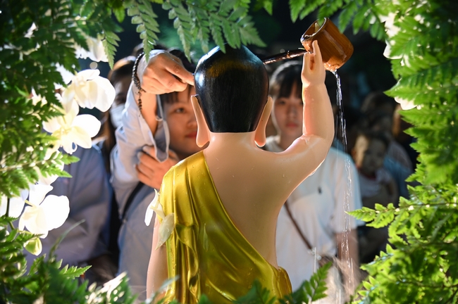 Nhóm Hiểu Và Thương: Lễ tắm Phật nhân mùa Phật đản 2025