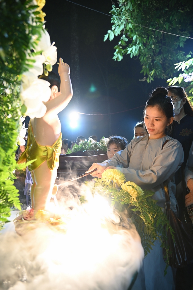 Nhóm Hiểu Và Thương: Lễ tắm Phật nhân mùa Phật đản 2025