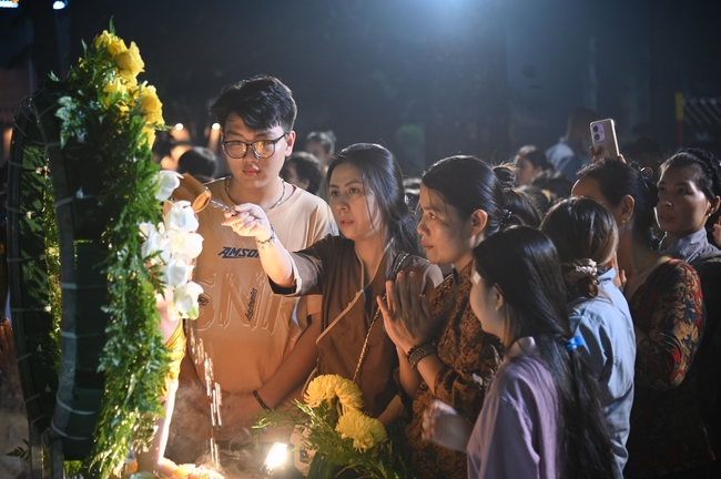 Nhóm Hiểu Và Thương: Lễ tắm Phật nhân mùa Phật đản 2025