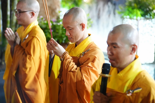 Nhóm Hiểu Và Thương: Lễ tắm Phật nhân mùa Phật đản 2025