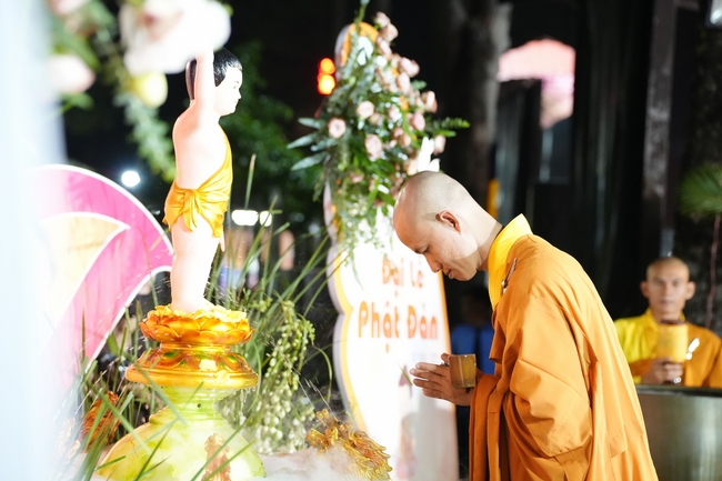 Nhóm Hiểu Và Thương: Lễ tắm Phật nhân mùa Phật đản 2025