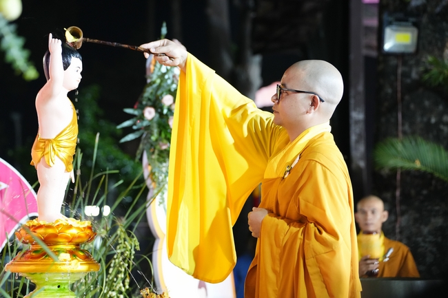 Nhóm Hiểu Và Thương: Lễ tắm Phật nhân mùa Phật đản 2025