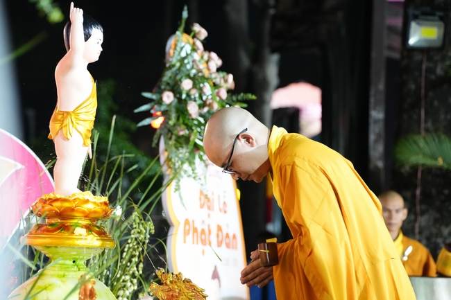 Nhóm Hiểu Và Thương: Lễ tắm Phật nhân mùa Phật đản 2025