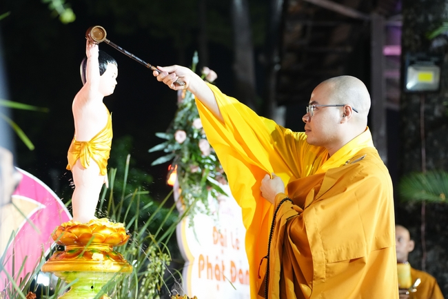 Nhóm Hiểu Và Thương: Lễ tắm Phật nhân mùa Phật đản 2025