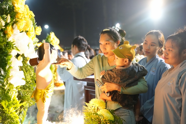 Nhóm Hiểu Và Thương: Lễ tắm Phật nhân mùa Phật đản 2025