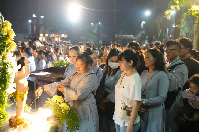 Nhóm Hiểu Và Thương: Lễ tắm Phật nhân mùa Phật đản 2025