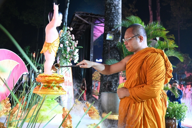 Nhóm Hiểu Và Thương: Lễ tắm Phật nhân mùa Phật đản 2025