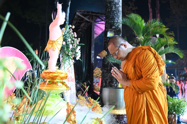 Nhóm Hiểu Và Thương: Lễ tắm Phật nhân mùa Phật đản 2025