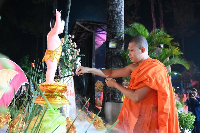 Nhóm Hiểu Và Thương: Lễ tắm Phật nhân mùa Phật đản 2025