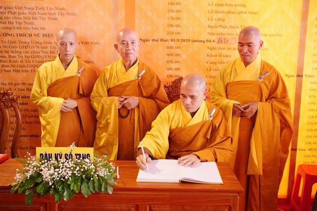 Lễ viếng tang lễ cố Ni trưởng Thích Nữ Diệu Nghĩa