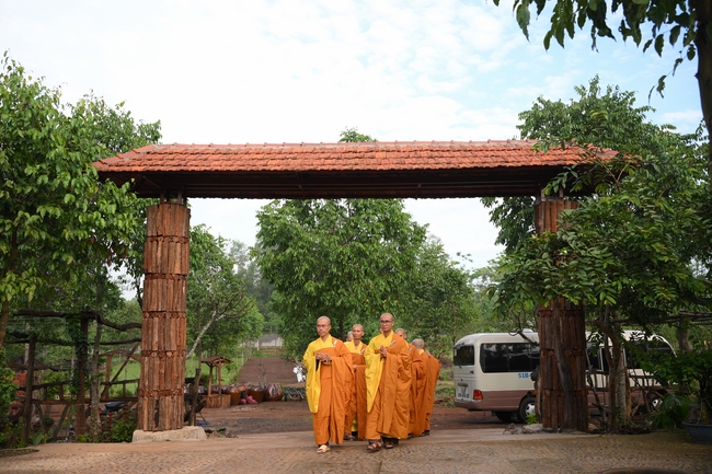 Chư Tăng đảnh lễ Hoà thượng Ân sư sau khi thọ giới tại Đại giới đàn Thiện Huệ - Đồng Tháp