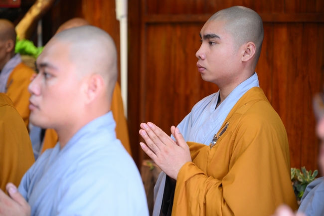 Chư Tăng đảnh lễ Hoà thượng Ân sư sau khi thọ giới tại Đại giới đàn Thiện Huệ - Đồng Tháp